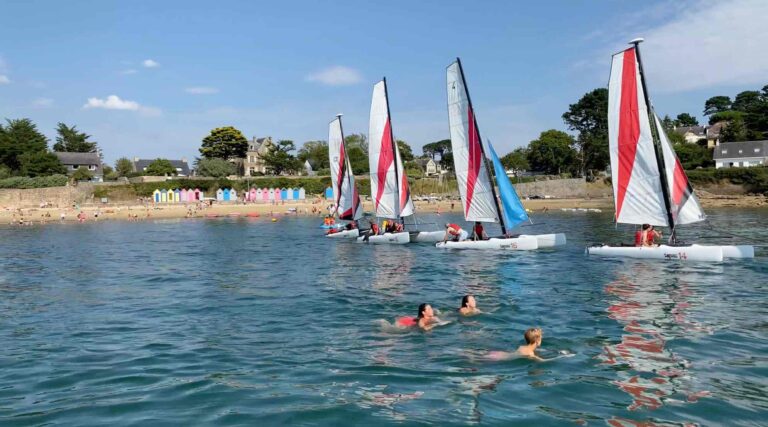 La Grande Plage de l'île aux Moines et ses cabanes de plages en bois
