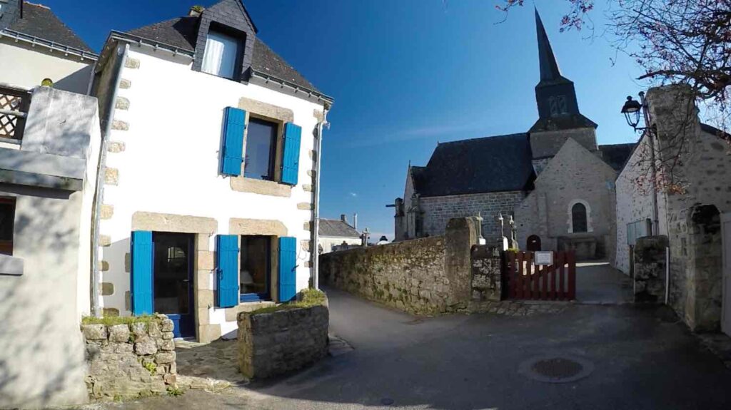 Le bourg de l'île d'Arz et l'église Saint-Sauveur